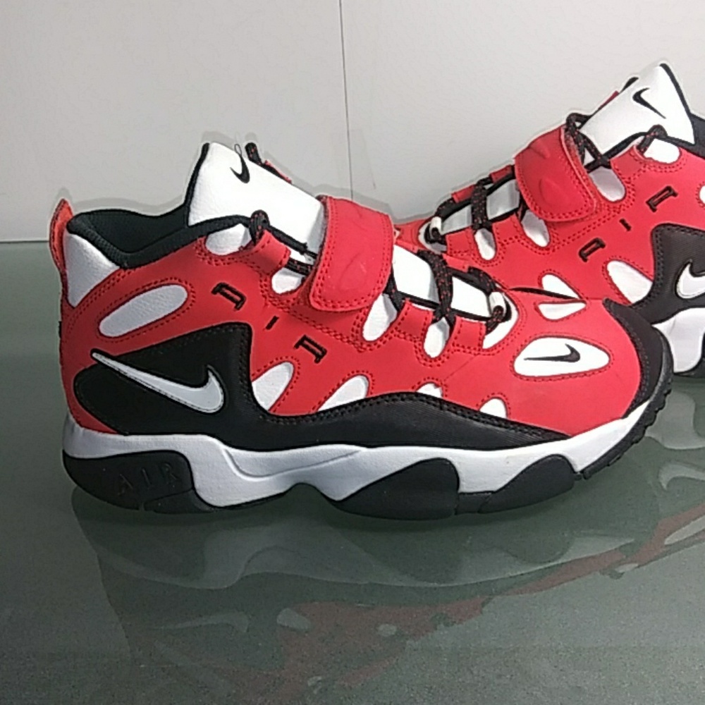 Kids red black and white Nike airs kids size 6 y